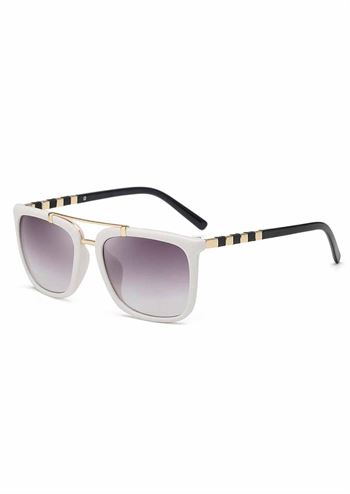 Hvide solbriller med sort og guld farvet stribet brillestang fra Just D'Lux